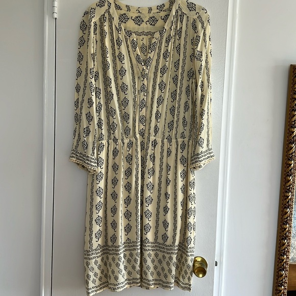 LOFT Dresses & Skirts - Cream&black pineapple printed long sleeve dress crocheted along cuffs & front